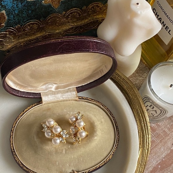 TANYA Lind Pearl rhinestone clip earrings 1” - Picture 14 of 16